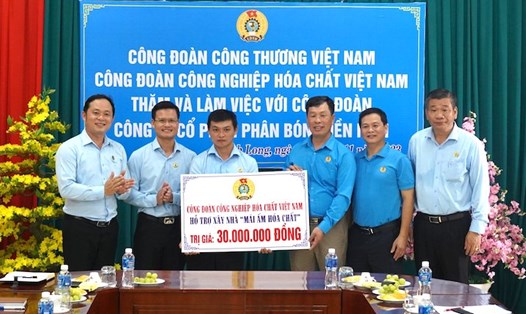 Lãnh đạo Công đoàn Công nghiệp Hóa chất Việt Nam trao hỗ trợ Mái ấm công đoàn cho đoàn viên, người lao động. Ảnh: CĐ Hóa chất