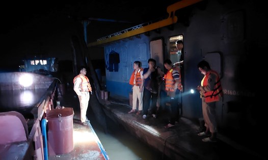 Các tàu bị kiểm tra, bắt giữ khi hút cát trái phép trên sông Hồng, Hà Nội. Ảnh: Cục CSGT