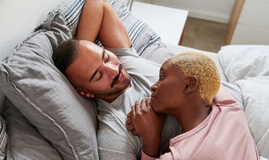 Vợ chồng trẻ hãy cùng lắng nghe và chia sẻ mọi thứ về cuộc sống sẽ giúp hôn nhân thêm bền vững. Ảnh: Pixabay