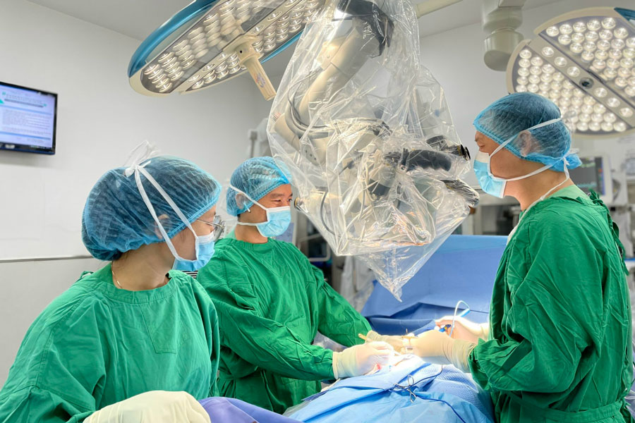 Êkíp thực hiện vi phẫu thuật Micro TESE cho bệnh nhân. Ảnh: Bệnh viện cung cấp