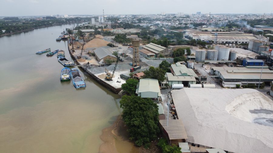 Khu công nghiệp Biên Hoà 1 nằm ven sông Đồng Nai. Ảnh: Hà Anh Chiến