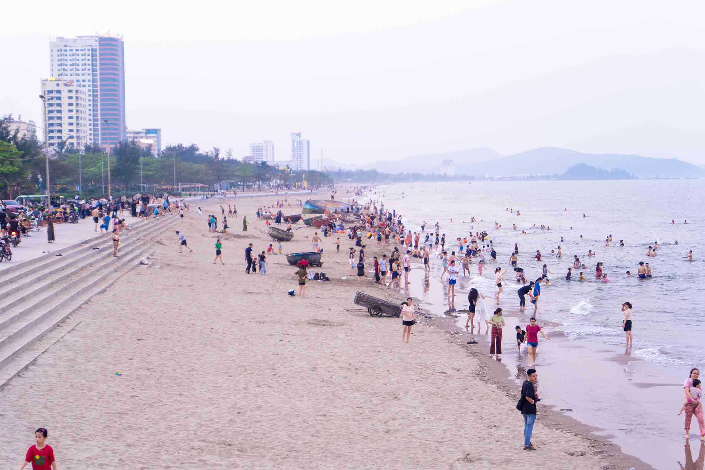 Rất đông khách du lịch chọn biển Cửa Lò để xua tan cơn nóng đầu mùa. Ảnh: Duy Chương.