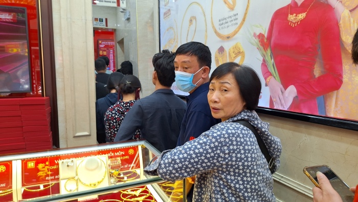 Người dân tới các cửa hàng kinh doanh vàng trên địa bàn TP Hà Nội để giao dịch khi giá vàng đang có nhiều biến động. Ảnh: Đền Phú 