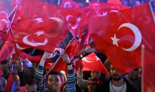 Người ủng hộ Thị trưởng Istanbul, ứng viên đảng đối lập chính Nhân dân Cộng hòa (CHP) Ekrem Imamoglu tại Istanbul ngày 31.3. Ảnh: AFP