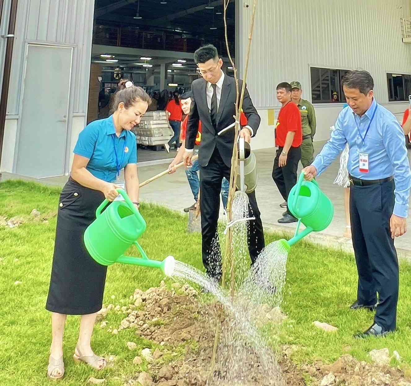 Lãnh đạo huyện Vĩnh Bảo cùng tham gia lễ phát động trồng cây xanh tại doanh nghiệp. Ảnh: Song Hương