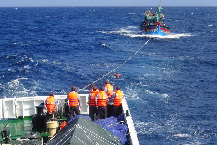 Chi đội Kiểm ngư số 4 tuần tra, kiểm soát, phát hiện và xử lý các hành vi vi phạm về thủy sản trên vùng biển được phân công.Ảnh: Hữu Long