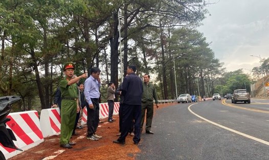 Lực lượng chức năng khẩn trương xử lý hiện trường sạt lở sau cơn mưa lớn trên đèo Prenn. Ảnh: Mai Hương

