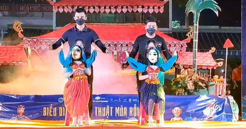 Người trẻ Đà Nẵng chen chân đi xem múa rối nước