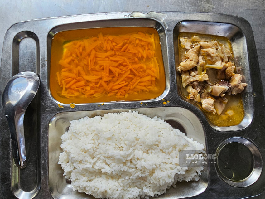Việc kịp thời cấp gạo hỗ trợ kịp thời đảm bảo bữa ăn cho học sinh bán trú. Ảnh: Bảo Nguyên