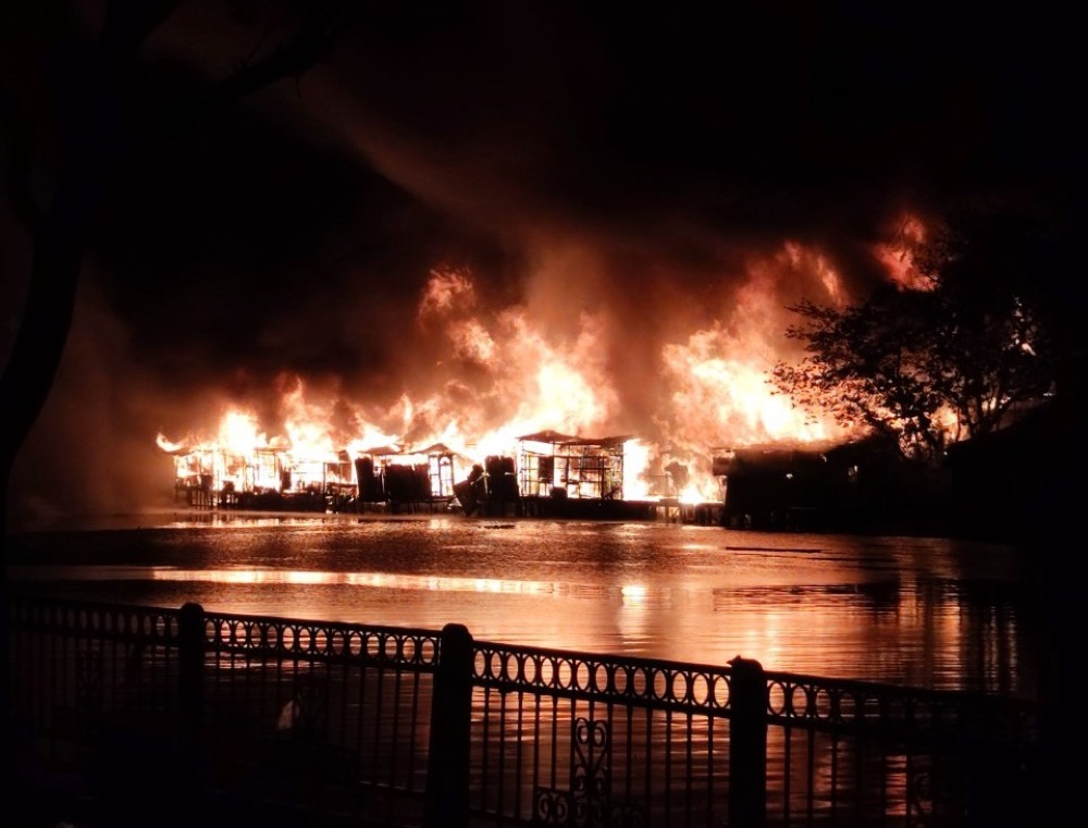 Hiện trường vụ cháy tại xưởng gỗ ở Quận 8. Ảnh: Người dân cung cấp