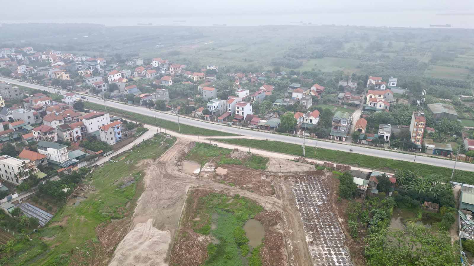 Một khu dân cư tại xã Hồng Hà (huyện Đan Phượng) vẫn chưa bàn giao mặt bằng cho dự án. Ảnh: Hữu Chánh