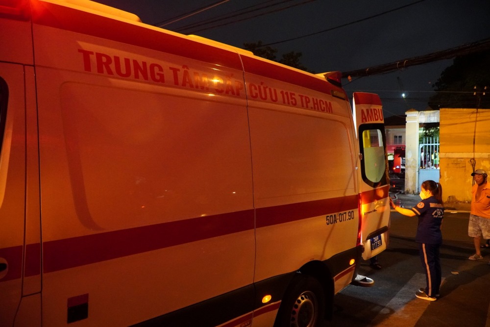 Xe cứu thương cũng được huy động đến hỗ trợ, rất may vụ cháy không có thương vong về người. 