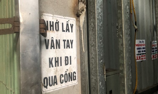 Nhiều nhà trọ tại thôn Ô Cách, xã Đông Tiến, huyện Yên Phong, tỉnh Bắc Ninh được trang bị khóa cổng bằng vân tay. Ảnh: Quế Chi 