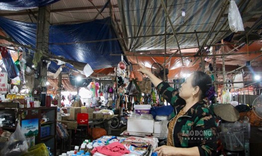 Nhiều dự án xây mới chợ tại Thái Nguyên bị đình trệ sau nhiều năm, tiểu thương phải buôn bán trong cảnh tạm bợ, mất an toàn cháy nổ.