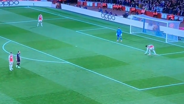 Trung vệ của Arsenal thản nhiên cầm bóng trong vòng cấm. Ảnh cắt từ video