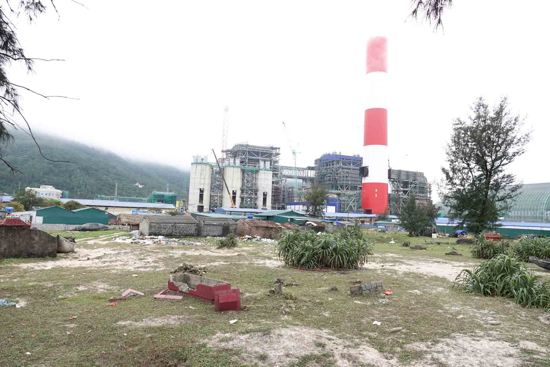 Nhà máy Nhiệt điện Vũng Áng 2 thi công gần thôn Hải Phong 1 xã Kỳ Lợi. Ảnh: Trần Tuấn.