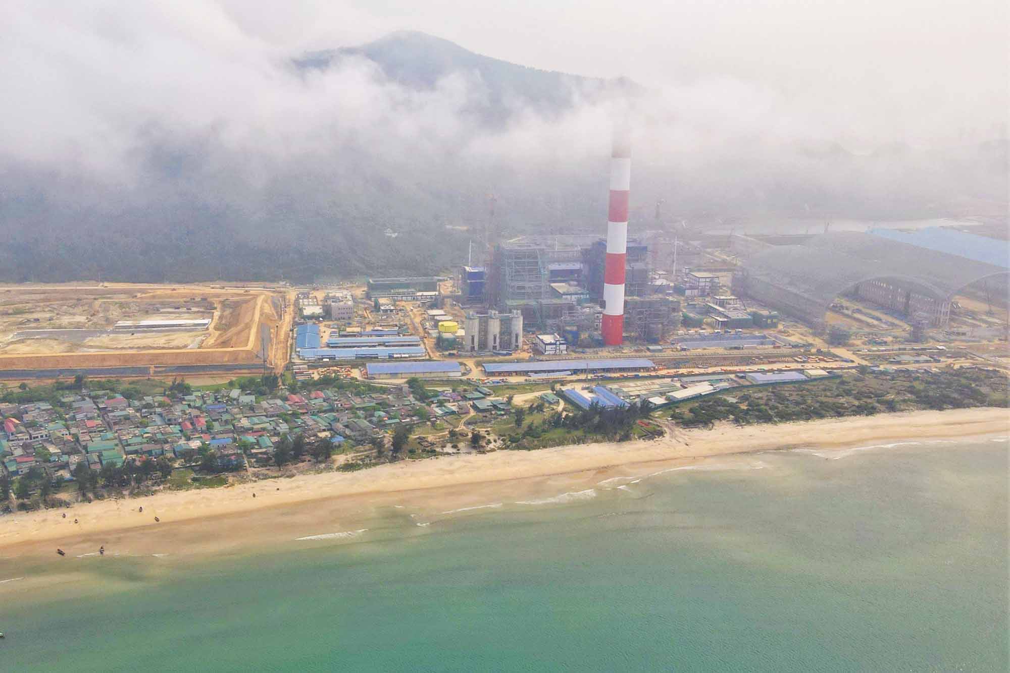 Nhà máy Nhiệt điện Vũng Áng 2 đang được triển khai thi công cạnh Nhà máy Nhiệt điện Vũng Áng 1 (đã hoàn thành và đi vào hoạt động từ lâu).