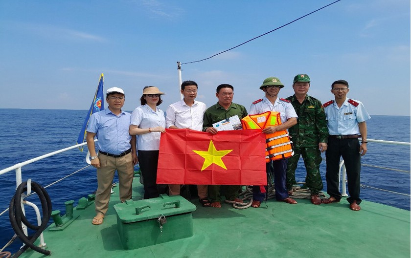Cán bộ Sở nông nghiệp và Phát triển nông thôn tỉnh Nghệ An tuyên truyền, tặng quà cho ngư dân. Ảnh: Anh Tuấn