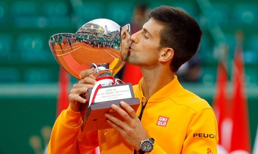 Novak Djokovic với chức vô địch Monte-Carlo thứ hai vào năm 2015. Ảnh: Tennis 365