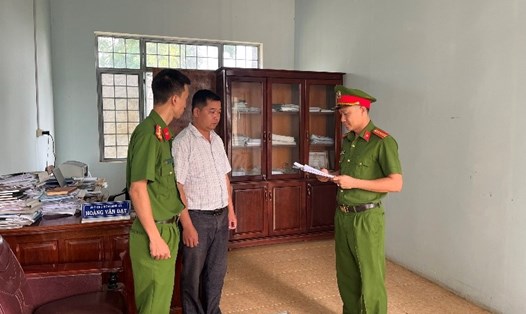 Công an đọc lệnh bắt bị can để tạm giam và lệnh khám xét đối với Hoàng Văn Đạt -Phó Chủ tịch xã Ngọk Wang. Ảnh: Công an Kon Tum 