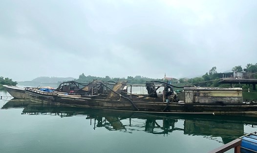 Hai thuyền khai thác cát trái phép trên sông Son, xã Hưng Trạch. Ảnh: Nguyễn Hồ.