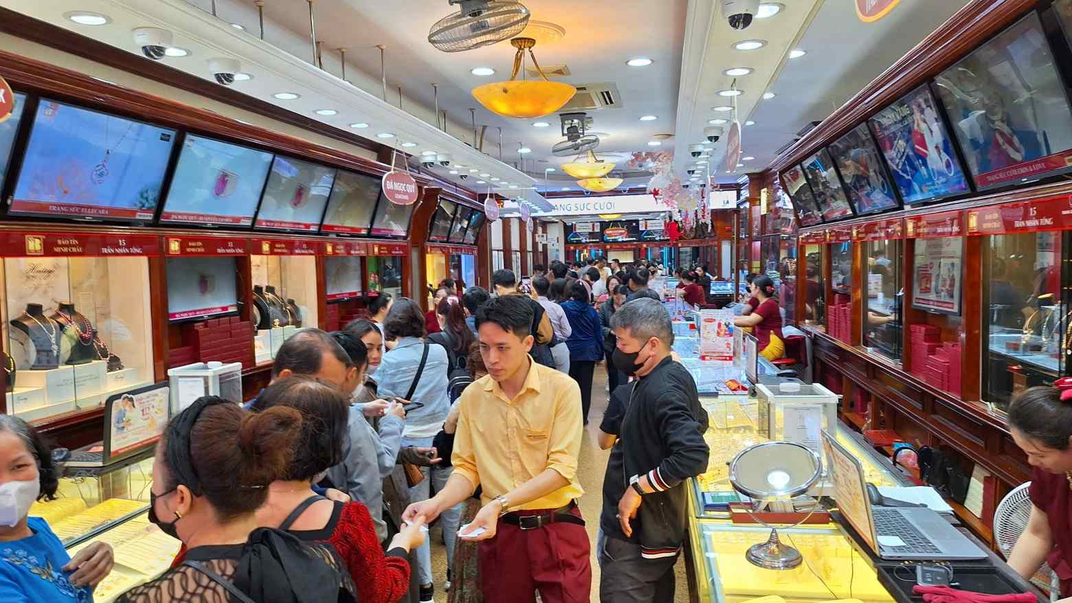 Người dân chen chân giao dịch khi giá vàng liên tục tăng cao. Hình ảnh ghi nhận tại một cửa hàng kinh doanh vàng bạc đá quý tại Hà Nội ngày 10.4.2024.  