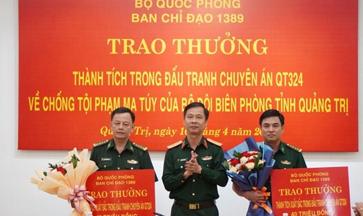 Bộ Quốc phòng trao thưởng cho Biên phòng tỉnh Quảng Trị và Đoàn Phòng chống ma túy và tội phạm miền Trung. Ảnh: H.Thơ.