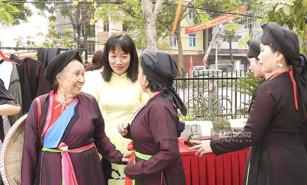 Người dân Điện Biên trải nghiệm văn hóa Kinh Bắc thông qua trang phục. Ảnh: Văn Thành Chương