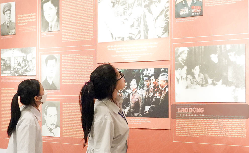 Các thế hệ học sinh tại TP Điện Biên Phủ tìm hiểu lịch sử thông qua triển lãm. Ảnh: Văn Thành Chương