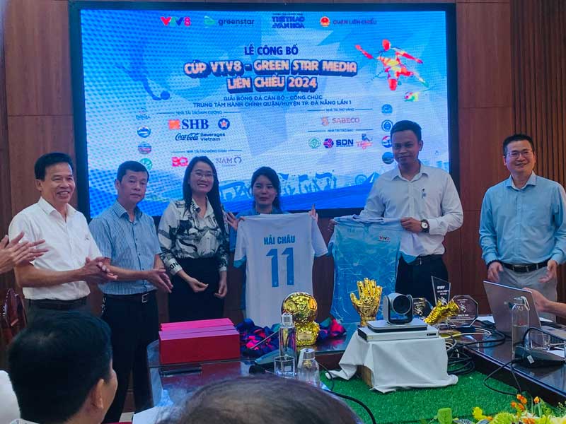 Các đội bóng tham dự giải bốc thăm sáng ngày 10.3. Ảnh: Tường Minh