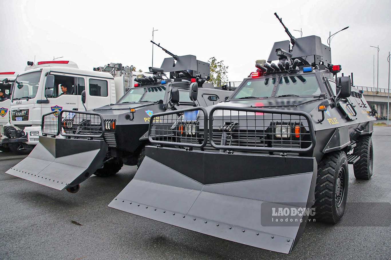 Trong dàn 100 trang thiết bị, xe đặc chủng tham gia diễu hành còn có xe bọc thép đặc chủng S5. S5 có nhiệm vụ chống khủng bố, gây rối, giải cứu con tin và xử lý các tình huống khẩn cấp.