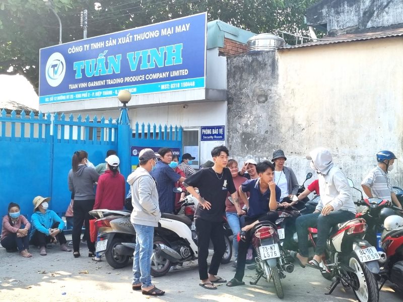 Người lao động tập trung tại Công ty Tuấn Vinh đòi nợ lương. Ảnh: Nam Dương