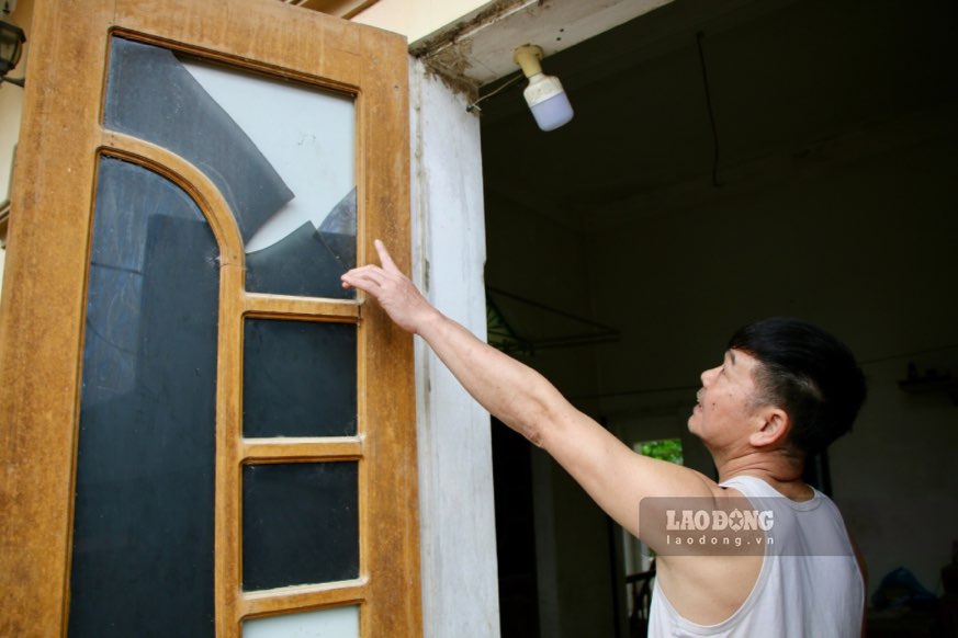 Những ô cửa kính của nhà ông Hoàng Văn Thu bị vỡ nát sau thời gian dài chịu rung chấn bởi nổ mìn.