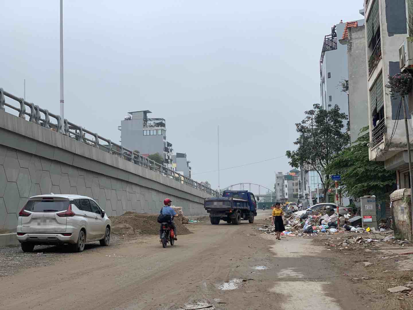 Đoạn đầu tuyến đường lầy lội, nhiều chỗ lồi lõm gây nguy hiểm cho người qua lại. Ảnh: Nhật Minh