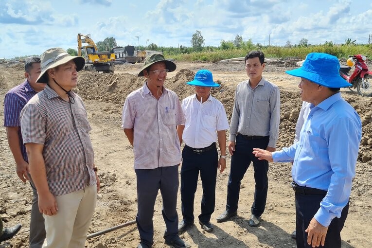 Phó chủ tịch UBND tỉnh Cà Mau Lê Văn Sử kiểm tra tiến độ xây dựng hồ chứa nước ngọt vào ngày 9.4 đề nghị các đơn vị đẩy nhanh tiến độ thi công. Ảnh: Nhật Hồ
