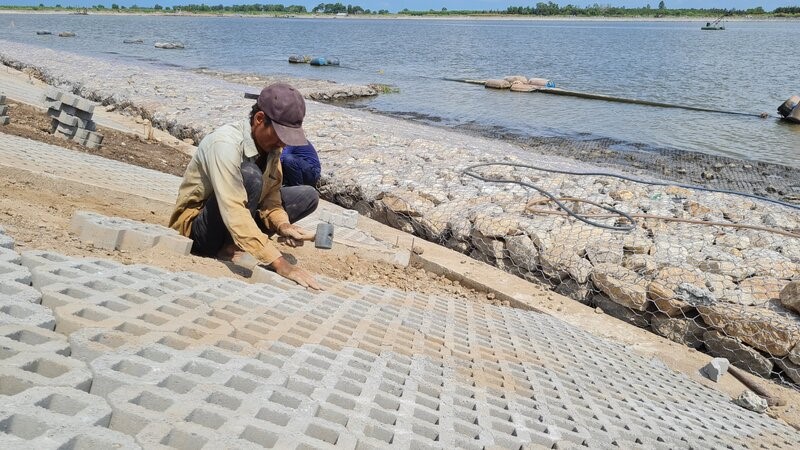 Khẩn trương xây dựng các hạng mục công trình hồ chứa nước ngọt lớn nhất ĐBSCL. Ảnh: Nhật Hồ