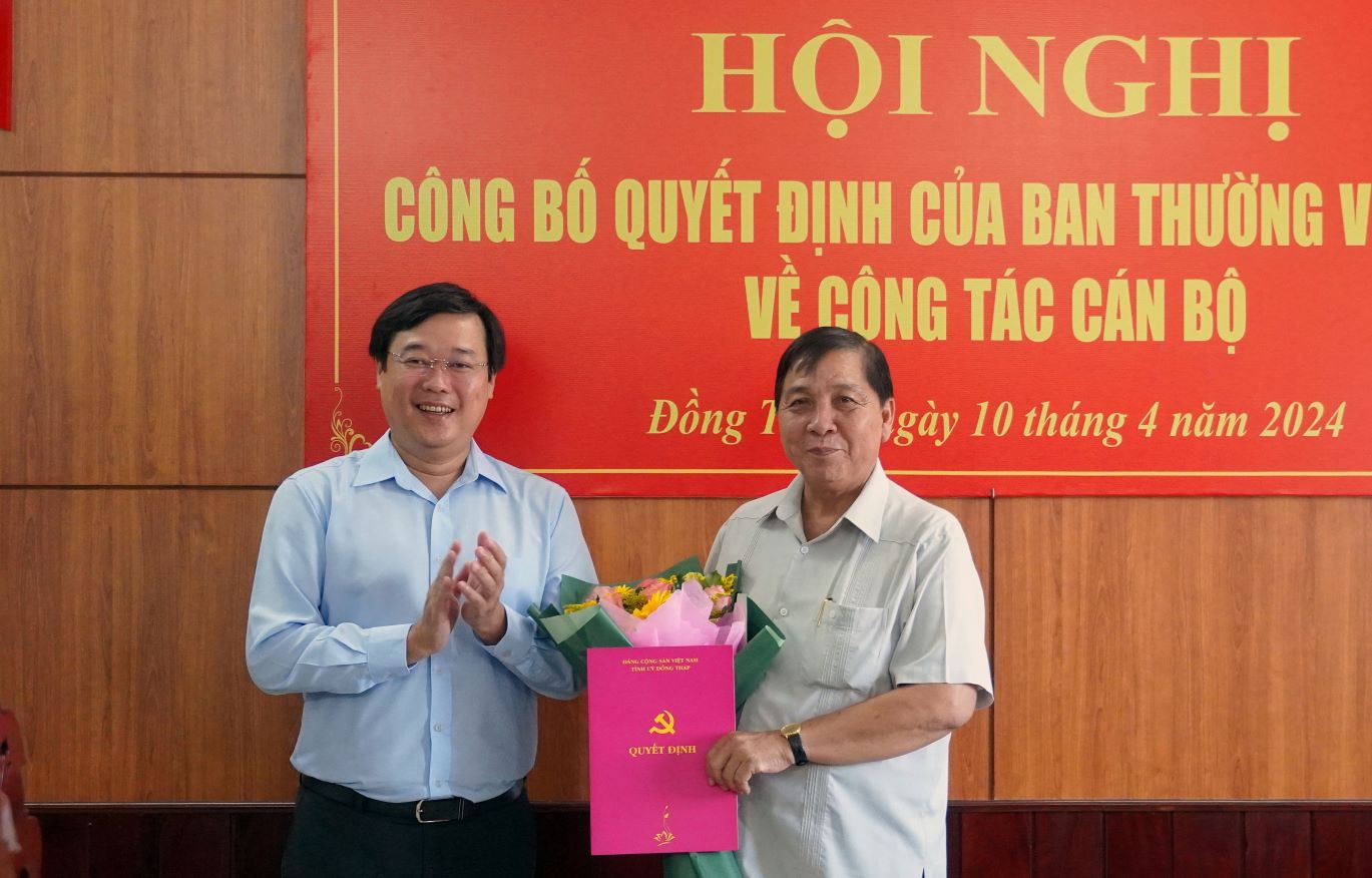 Bí thư Tỉnh ủy Đồng Tháp tặng hoa chúc mừng ông Lê Thành Công. Ảnh: Trần Nguyễn