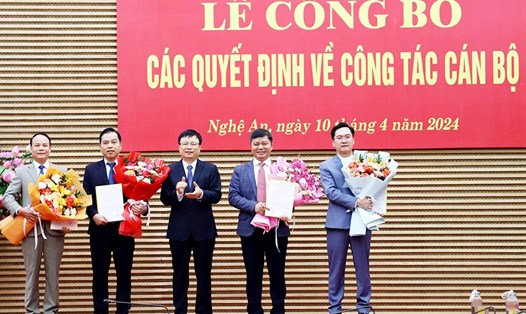 Phó Chủ tịch UBND tỉnh Nghệ An Bùi Đình Long trao Quyết định cho các Phó Giám đốc Sở vừa được điều động, bổ nhiệm. Ảnh: Phan Quỳnh