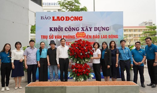Đại diện UBND tỉnh, Ban Tuyên giáo, Sở TTTT tỉnh Quảng Ninh, UBND TP Hạ Long tặng hoa chúc mừng và chụp ảnh lưu niệm. Ảnh: Thu Dung