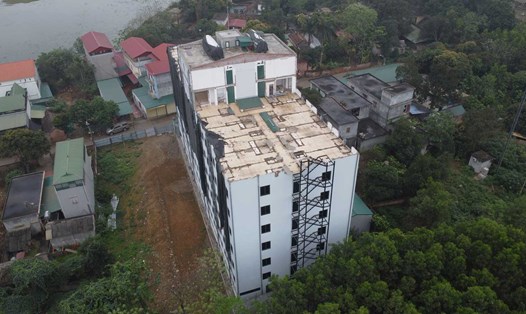 Gần nửa năm, chung cư mini xây sai phép 6 tầng vẫn chưa phá dỡ xong. Ảnh: Cao Nguyên