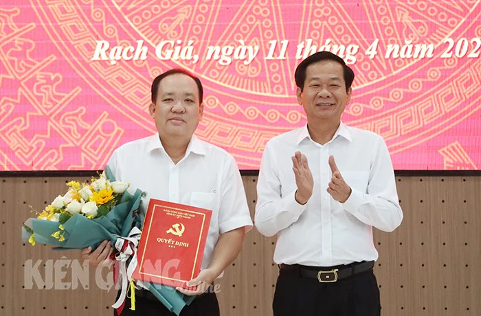 Bí thư Tỉnh ủy Kiên Giang Đỗ Thanh Bình trao quyết định, tặng hoa chúc mừng ông Nguyễn Thanh Phong. Nguồn: baokiengiang.vn  