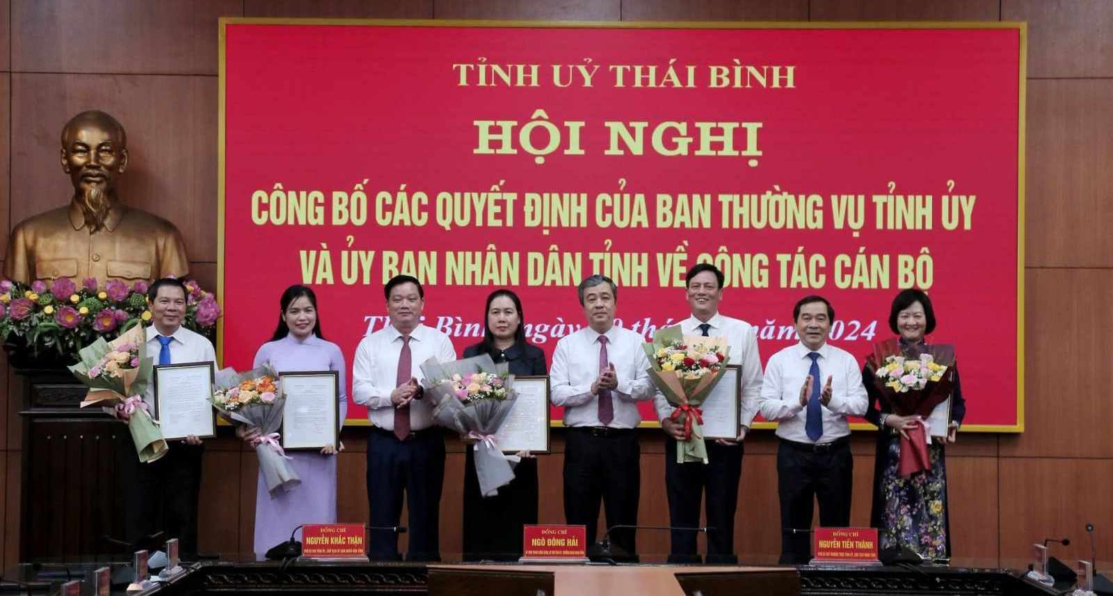 Thường trực Tỉnh ủy Thái Bình trao quyết định, tặng hoa chúc mừng các cán bộ được điều động, bổ nhiệm. Ảnh: Nam Hồng