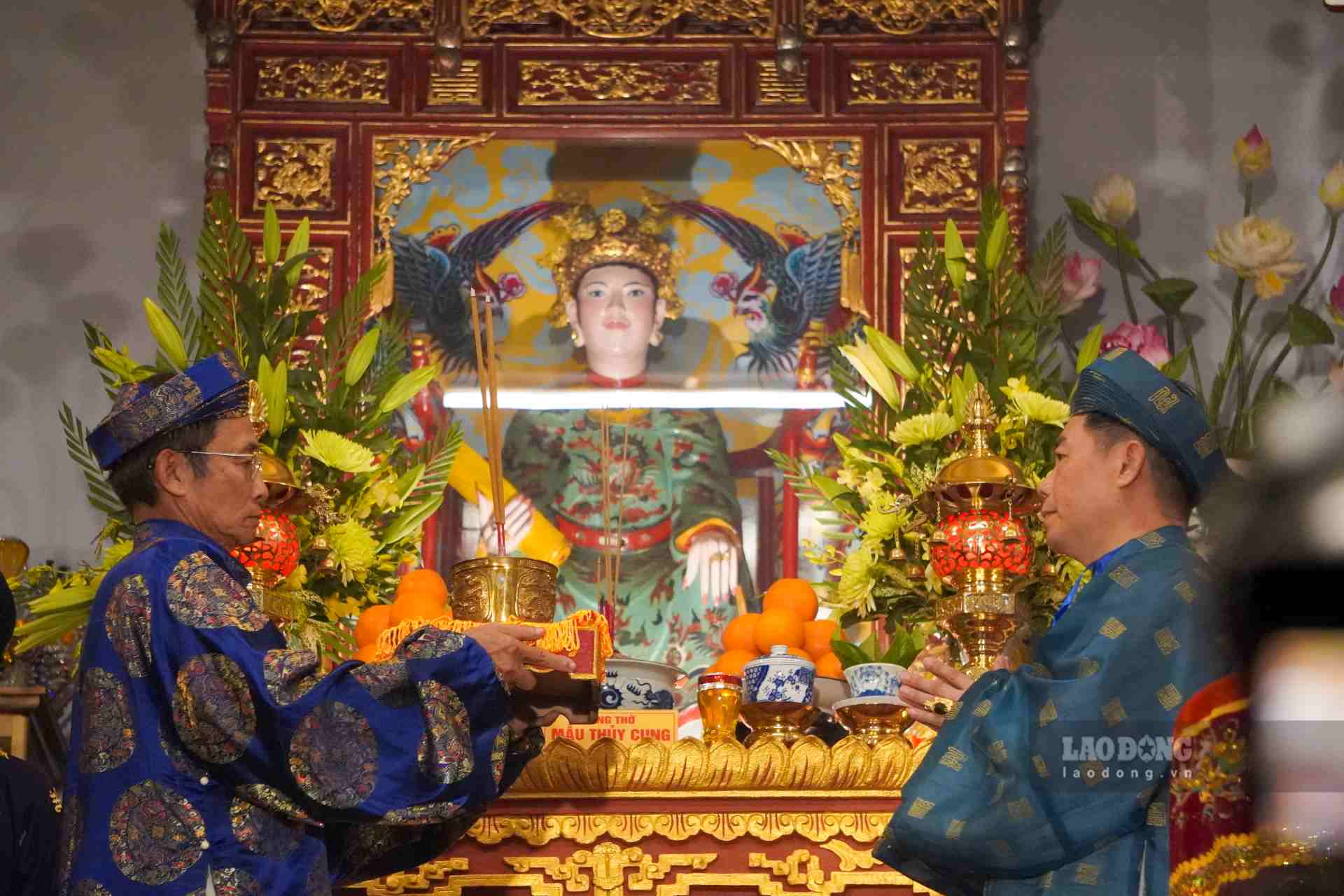 Ngày 10.4, hàng ngàn tín đồ của tín ngưỡng thờ Mẫu Việt Nam đã đổ về tham gia Lễ hội Điện Huệ Nam tại TP Huế. Đây là một trong lễ hội dân gian xứ Huế trong khuôn khổ Festival Huế - Festival bốn mùa.