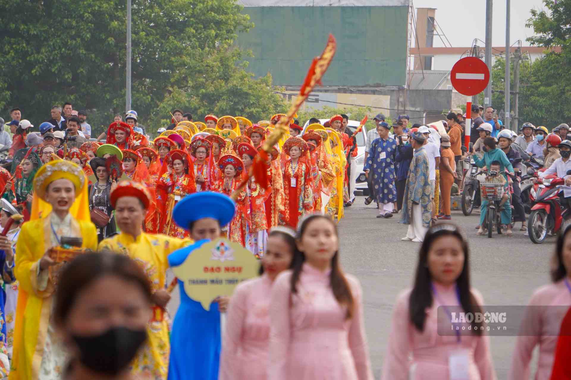 Từ sáng 10.4, lễ rước Thánh bằng đường bộ là hoạt động mở đầu lễ hội. Đoàn rước đường bộ di chuyển đoạn đường dài 3km từ 352 Chi Lăng đến Nghinh Lương Đình và làm lễ. 
