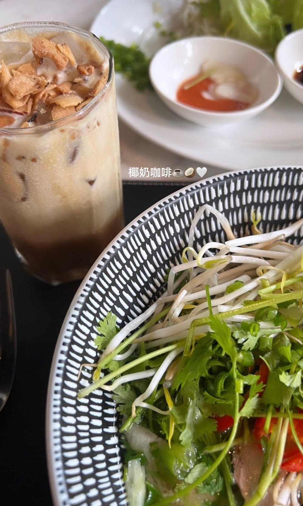 Bà xã nam diễn viên cũng hào hứng khoe món phở và cà phê Việt Nam. Ảnh: Instargram