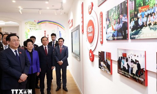 Chủ tịch Quốc hội Vương Đình Huệ thăm Trung tâm Lập pháp Hồng Kiều tại Thượng Hải, Trung Quốc. Ảnh: Nhan Sáng/TTXVN