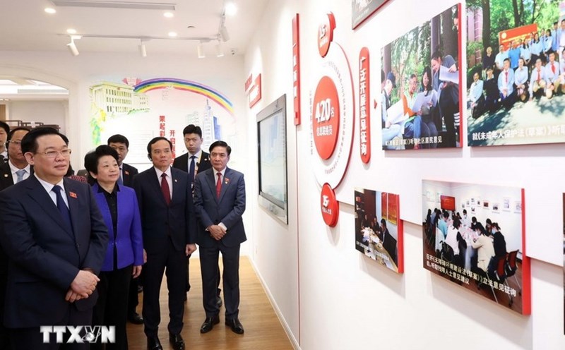 Chủ tịch Quốc hội Vương Đình Huệ thăm Trung tâm Lập pháp Hồng Kiều tại Thượng Hải, Trung Quốc. Ảnh: Nhan Sáng/TTXVN