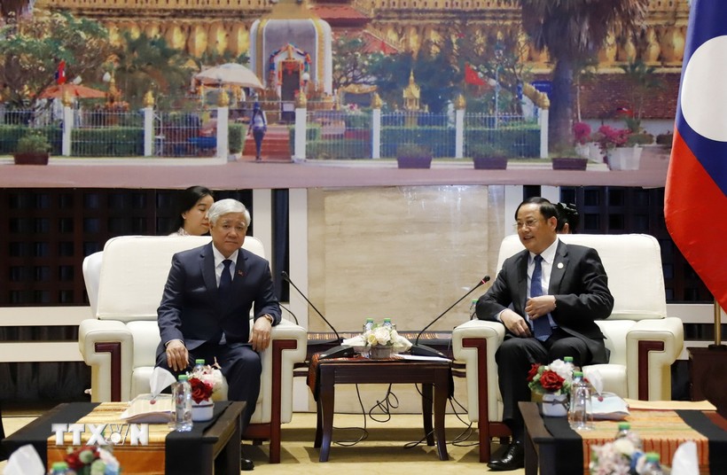 Thủ tướng Lào Sonexay Siphandone tiếp Chủ tịch Ủy ban Trung ương Mặt trận Tổ Quốc Việt Nam Đỗ Văn Chiến. Ảnh: Phạm Kiên/TTXVN