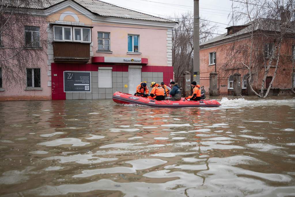Nhân viên cấp cứu và cảnh sát dùng thuyền sơ tán trên con phố ngập nước sau khi một phần của con đập bị vỡ ở Orsk, Nga, ngày 8.4.2024. Ảnh: AP