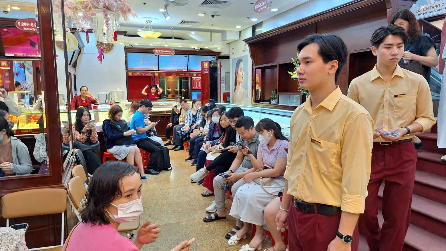 Cửa hành kinh doanh vàng tại Hà Nội đón lượng khách đông nghịt. Ảnh: Đền Phú